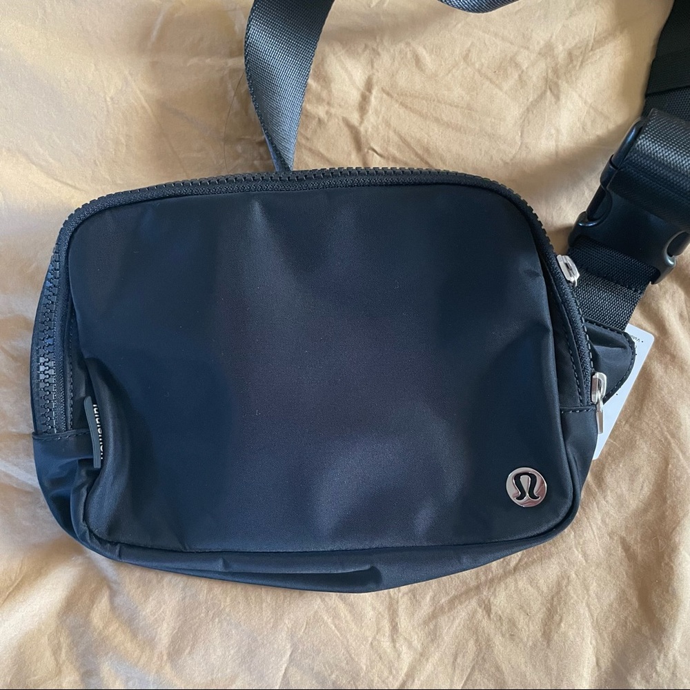NWT Lululemon everywhere belt bag black LARGE